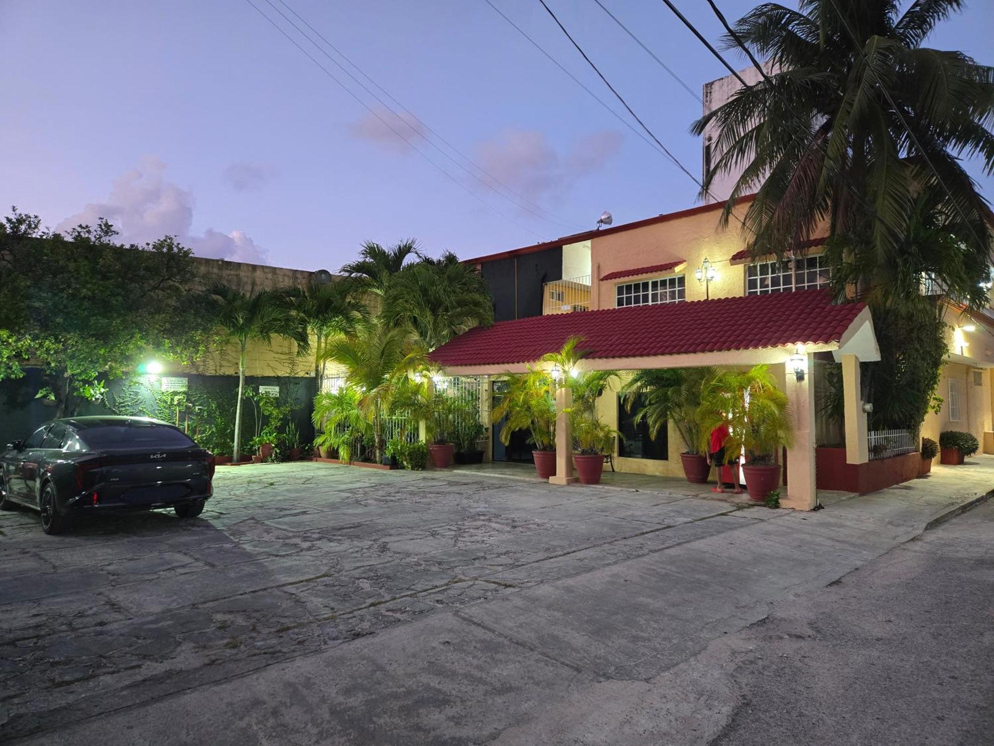 Hotel posada MARCAS Cancún Exterior foto